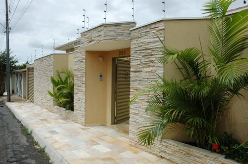 Como assentar pedra canjiquinha (São Tomé) no chão e na parede?  Muros  residenciais, Paredes decoradas com pedras, Revestimento canjiquinha