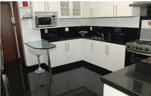 Piso-porcelanato-preto-para-cozinha-branca