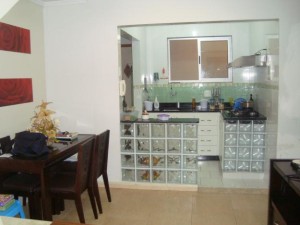 Balcão-de-cozinha-com-tijolo-de-vidro