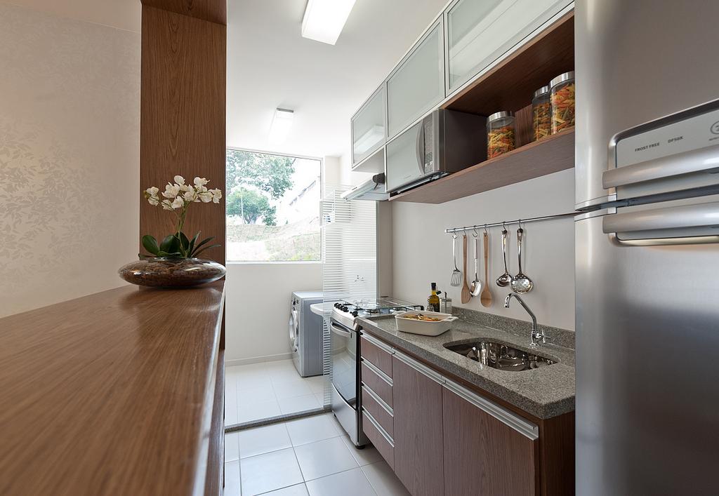 Móveis multifuncionais em cozinha de apartamento pequeno