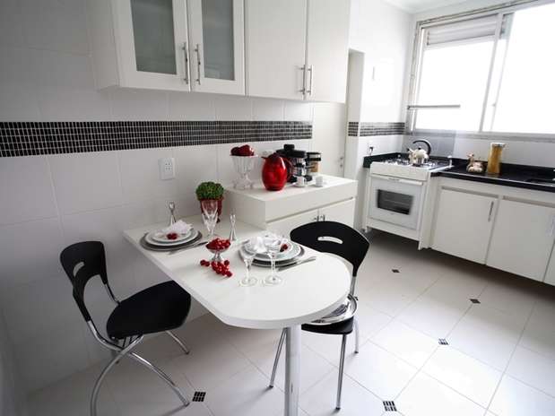 Cozinha branca com pisos decoração