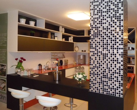 Cozinha com estilo moderno e revestimento 3D preto e branco
