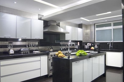 Cozinha com revestimento azulejo preto e branco