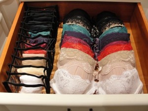 Como-organizar-guarda-roupa-com-pouco-espaço