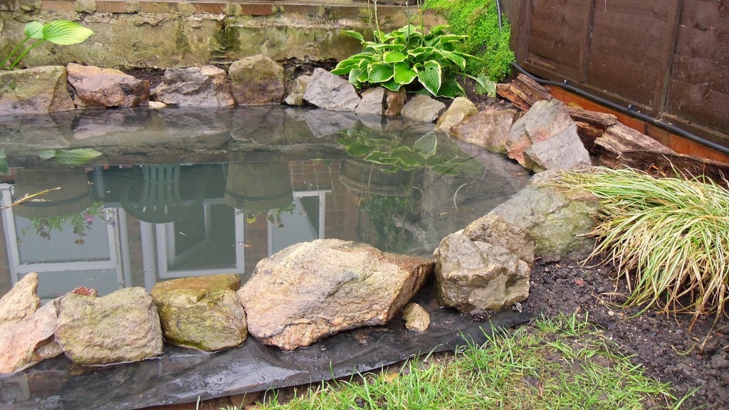 Como fazer um lago artificial no jardim