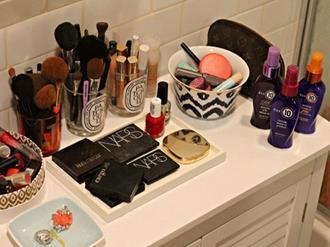 Como organizar maquiagens no banheiro