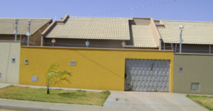 Fachadas de casas populares com muro