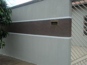 Fachadas de casas populares com muro