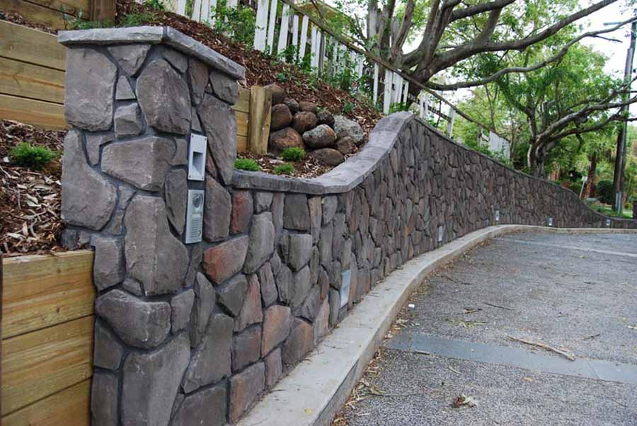 Muro De Pedra De Pedras Naturais, De Diferentes Tamanhos, Folheados De Pedra  Russa Em Tons De Marrom E Bege, Revestidos Com Revest Imagem de Stock -  Imagem de rocha, projeto: 209809467