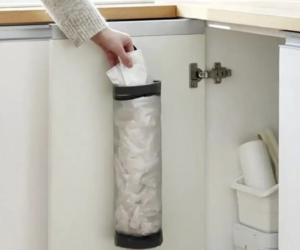 Porta-sacola-e-puxa-saco-para-cozinha-acoplado